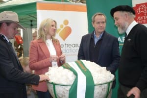 ASBA president Malcolm Starritt, left, with Chloe Bryce, Opposition leader Bill Shorten and Landmark senior wool account manager Athol Frederick talk wool at Bendigo.