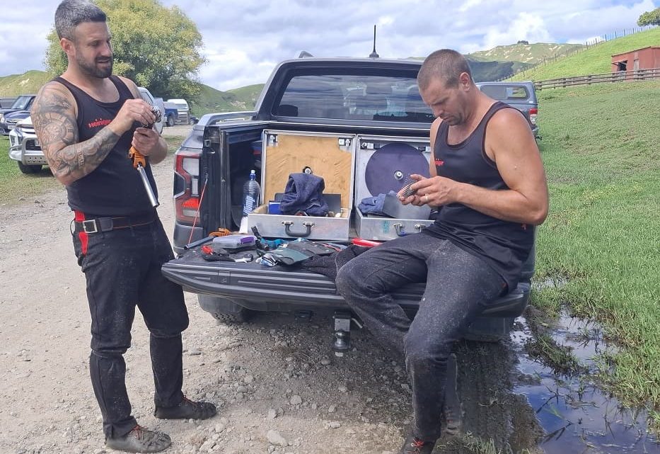 Stu Connor and Rowland Smith show the international camaraderie of competition shearing as they share gear tips during the Wairoa Shears. Photo – SSNZ.